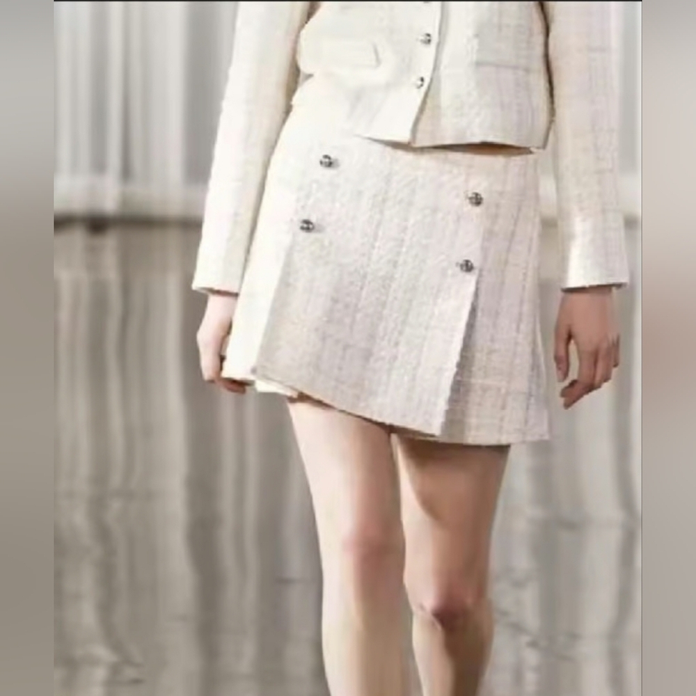 320. NWOT - ZARA Ivory Tweed Textured Mini Skirt
